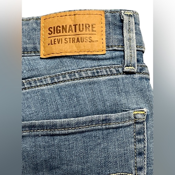 2 for $25 - Signature by Levi Strauss light wash mid rise capri 30” - Picture 3 of 3